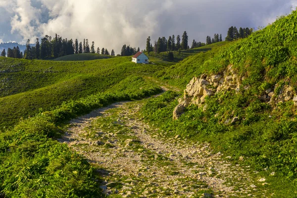 Paesaggio paesaggio montano a montagne del Caucaso con pista stradale — Foto Stock