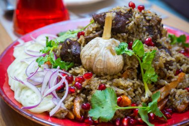 Lezzetli yemek, pirinç ve et. Yakın görüş..