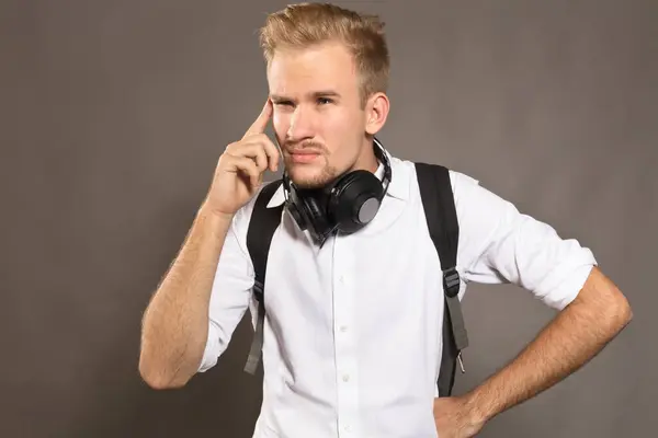 Jeune homme habillé en chemise blanche et avec écouteurs — Photo