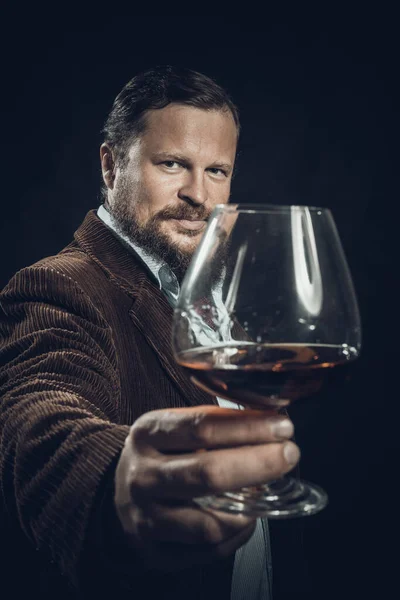 Homme barbu élégant vêtu d'une veste marron avec un verre de whisky — Photo