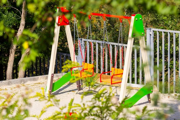 Kinderspeeltuin uitzicht op de zomer, plaats voor spelletjes en lichaamsbeweging. — Stockfoto