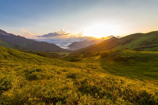 Beautiful mountain landscape at Caucasus mountains with clouds and blue sky — Stock Photo, Image