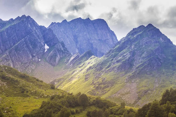 Hermoso paisaje de montaña en las montañas del Cáucaso con nubes —  Fotos de Stock