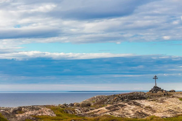 Bellissimo paesaggio artico estivo sulla riva del mare di Barents con croce cristiana. — Foto Stock