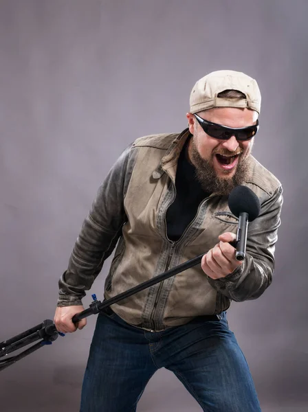 Bearded penyanyi rock emosional dengan potret studio mikrofon, — Stok Foto