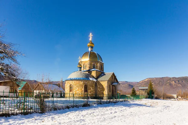 Schöne Winterlandschaft mit Bergen und orthodoxer Kirche — Stockfoto