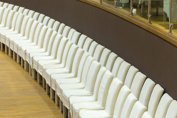 Filas de sillas en la sala de conferencias vista de cerca. — Foto de Stock