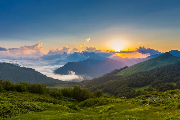 Prachtig berglandschap bij Kaukasus bergen met wolken en blauwe lucht — Stockfoto