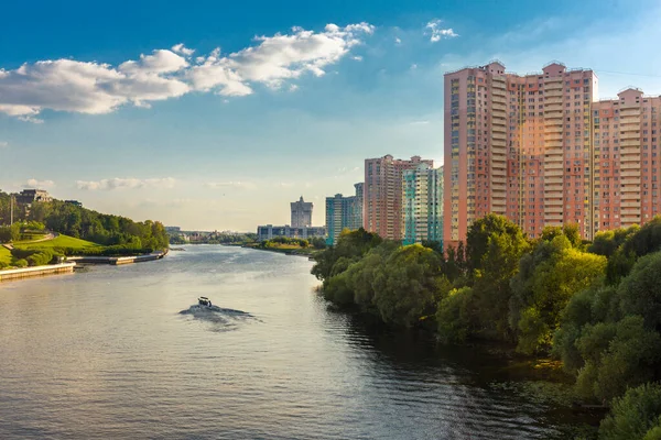 Paisaje urbano moderno con edificio gubernamental de la región de Moscú — Foto de Stock