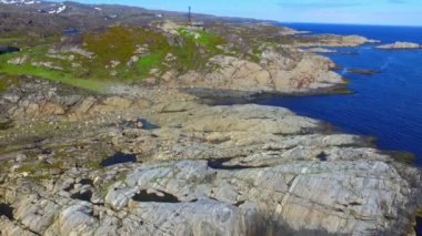 Barents sahil şeridindeki güzel Kuzey Kutbu yaz manzarasından drone görüntüsü