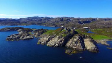 Barents sahil şeridindeki güzel Kuzey Kutbu yaz manzarasından drone görüntüsü