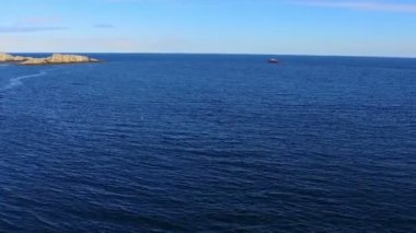 Barents sahil şeridindeki güzel Kuzey Kutbu yaz manzarasından drone görüntüsü