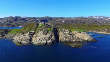 Barents sahil şeridindeki güzel Kuzey Kutbu yaz manzarasından drone görüntüsü