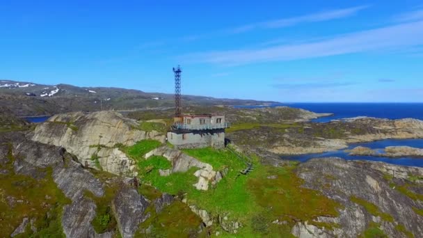 Вид з дрона на красивий арктичний літній пейзаж на узбережжі Баренцевого моря. — стокове відео
