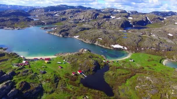 Vista de drone na bela paisagem ártica de verão na costa do mar de Barents — Vídeo de Stock