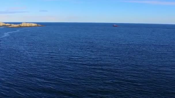 Θέα από drone σε όμορφο αρκτικό καλοκαιρινό τοπίο στην ακτογραμμή Barents — Αρχείο Βίντεο