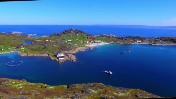 Blick von der Drohne auf die wunderschöne arktische Sommerlandschaft an der Barentssee — Stockvideo