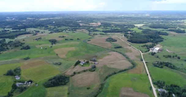 Voando sobre as terras agrícolas com campos cultivados — Vídeo de Stock