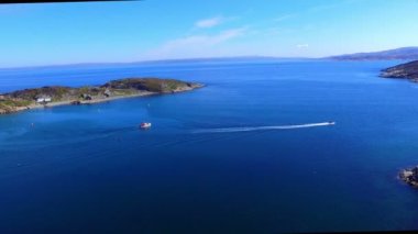 Barents sahil şeridindeki güzel Kuzey Kutbu yaz manzarasından drone görüntüsü