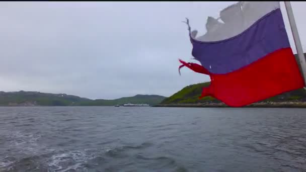 Bela paisagem marinha com bandeira russa — Vídeo de Stock