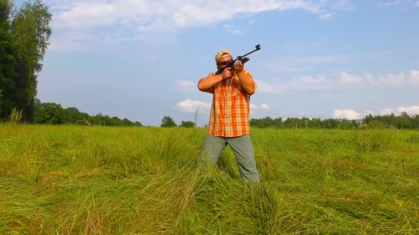 Hunter en gorra y gafas de sol apuntando a un arma — Vídeos de Stock