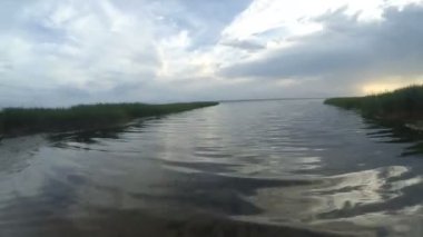 Adam suyun altında koşuyor ve dalıyor.