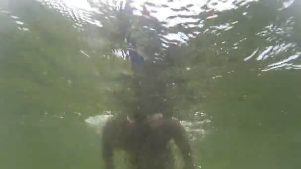 Pojken har roligt dykning under vattnet — Stockvideo