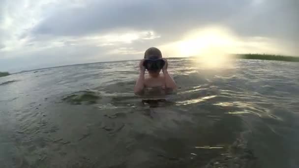 Junge hat Spaß beim Tauchen unter Wasser — Stockvideo