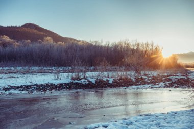 Kafkasya dağlarında güzel güneşli kış manzarası