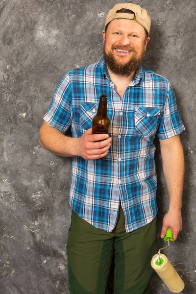 Mandor berjenggot gembira telah istirahat dengan botol bir — Stok Foto