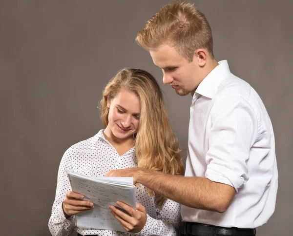 Two students young man and woman watching papers — Stock Photo, Image