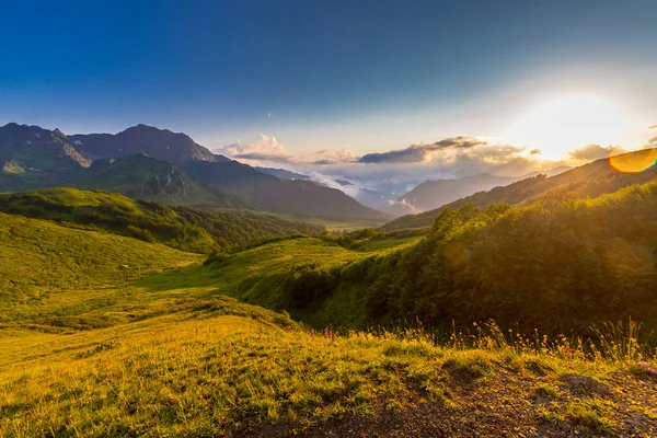 Prachtig berglandschap bij Kaukasus bergen met wolken en blauwe lucht — Stockfoto
