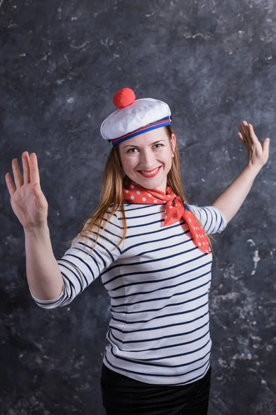 Gyönyörű középkorú hölgy szórakozás tengerész öltöny — Stock Fotó