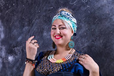 Güzel mavi elbise giymiş çekici, tombul bir kadın.
