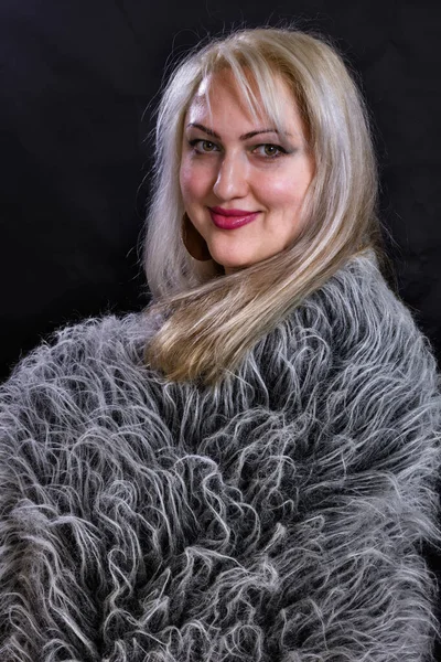 Atractiva mujer regordeta vestida con manto de piel — Foto de Stock