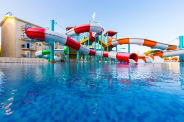 Yüzme havuzlu halka açık bir tatil beldesi.