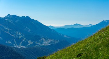 Kafkasya dağlarındaki ormanlı güzel dağ manzarası.