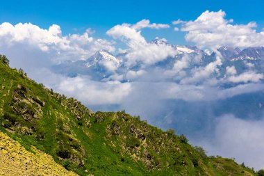 Kafkasya dağlarındaki ormanlı güzel dağ manzarası.