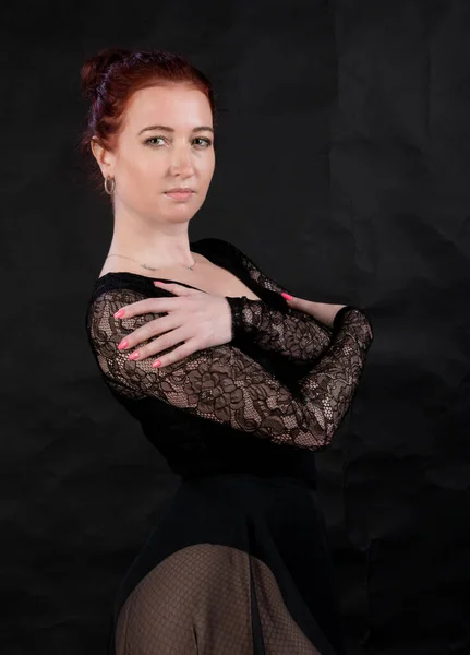 Mooie danser studio portret poseren op zwarte achtergrond. — Stockfoto