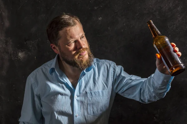 Hombre barbudo sólido en camisa con botella de cerveza — Foto de Stock