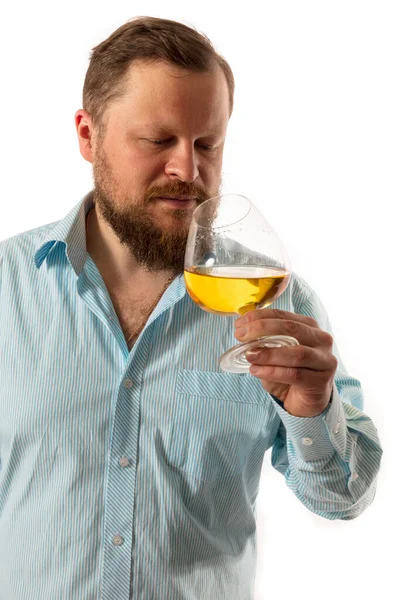 Solid man met baard in hemd proeverij whisky studio portret — Stockfoto
