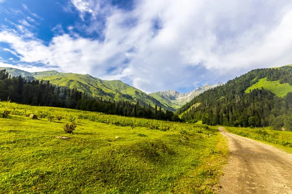 Krajobraz górski na Kaukazie z szlakiem drogowym — Zdjęcie stockowe