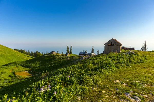 Landschap berglandschap bij Kaukasus bergen met oude hut — Stockfoto