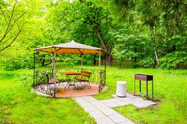 Yeşil Park yaz manzaralı küçük bir yaz köşkü..