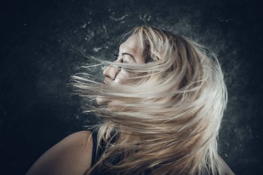 Çekici, tombul, dalgalı saçlı stüdyo portresi olan bir kadın..