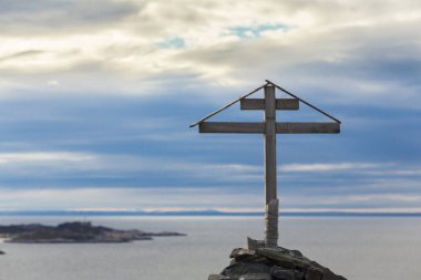 Barents 'ın deniz kıyısındaki güzel kutup yaz manzarası Hıristiyan haçı ile.