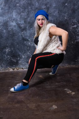 Spor tarzı giyinmiş çekici, tombul bir kadın.