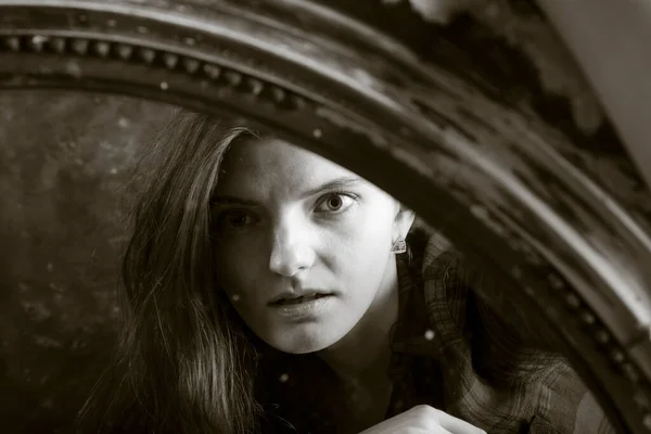 Jonge langharige mooie vrouw zitten in de voorkant van de vintage spiegel — Stockfoto