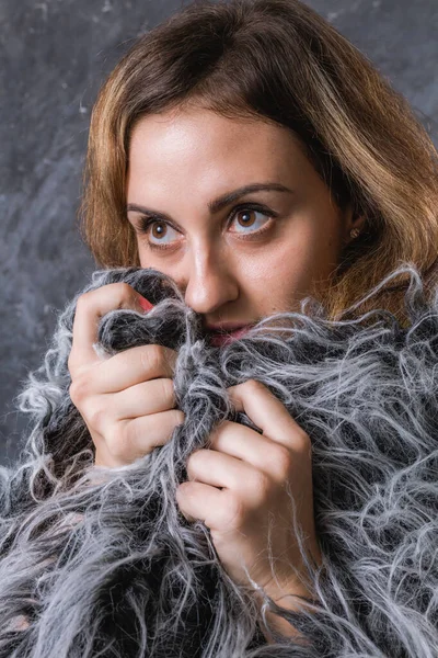 Mooie jonge vrouw gekleed in bontjas — Stockfoto