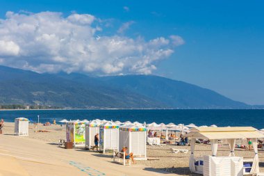 RUSSIA, SOCHI - 13 EPTEMBER 2019: Adler 'de yeni bir set deniz kenarında yaz tatili için çok uygundur